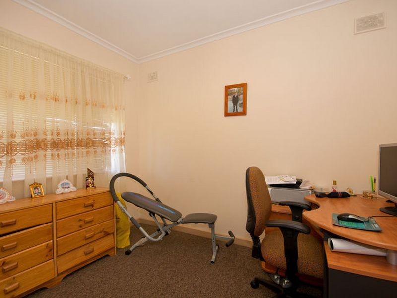 8 Julie Road, Para Hills SA 5096