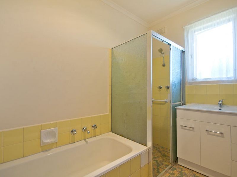 8 Julie Road, Para Hills SA 5096