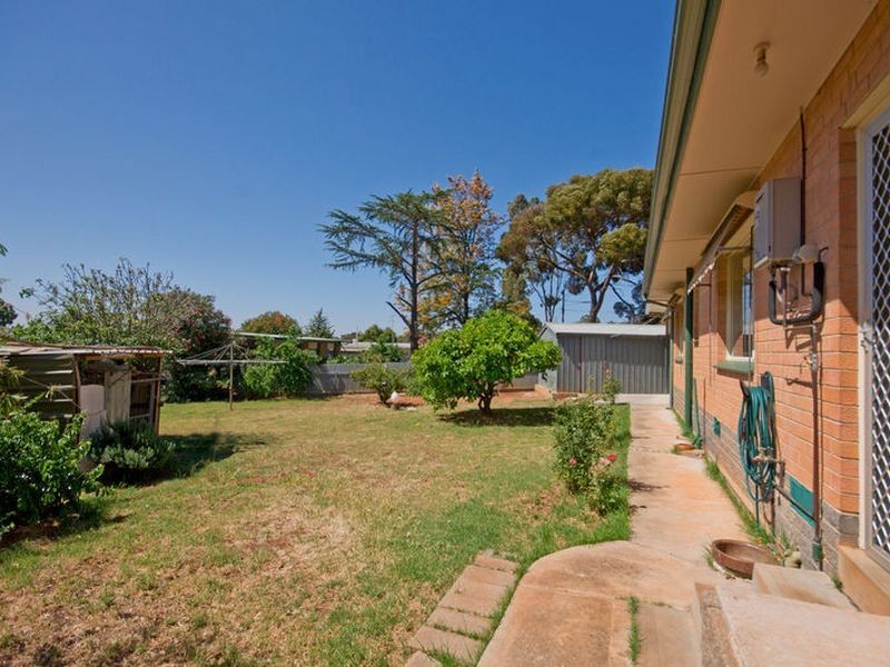 8 Julie Road, Para Hills SA 5096