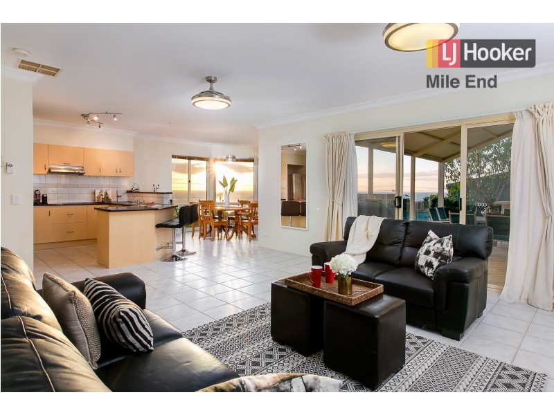 2 Moora Street, Hallett Cove SA 5158