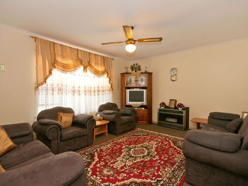 8 Julie Road, Para Hills SA 5096