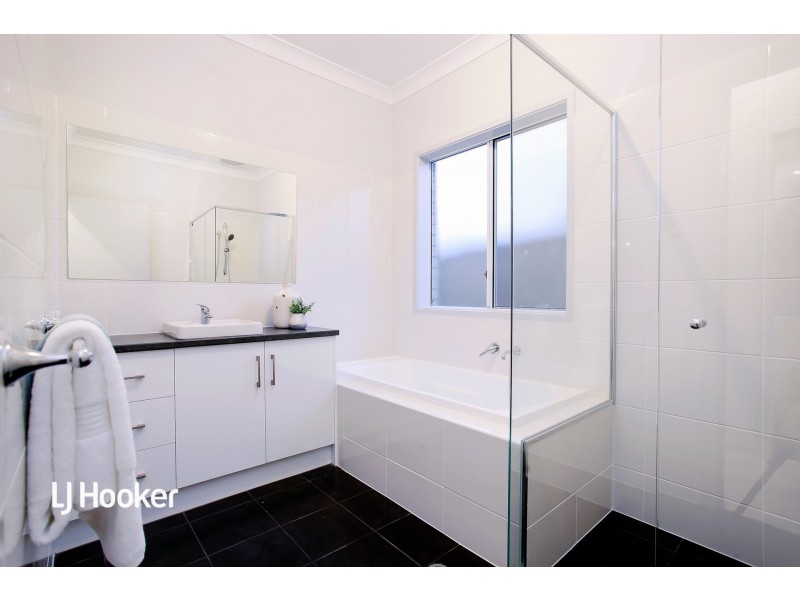 7 Burton Avenue, Park Holme SA 5043