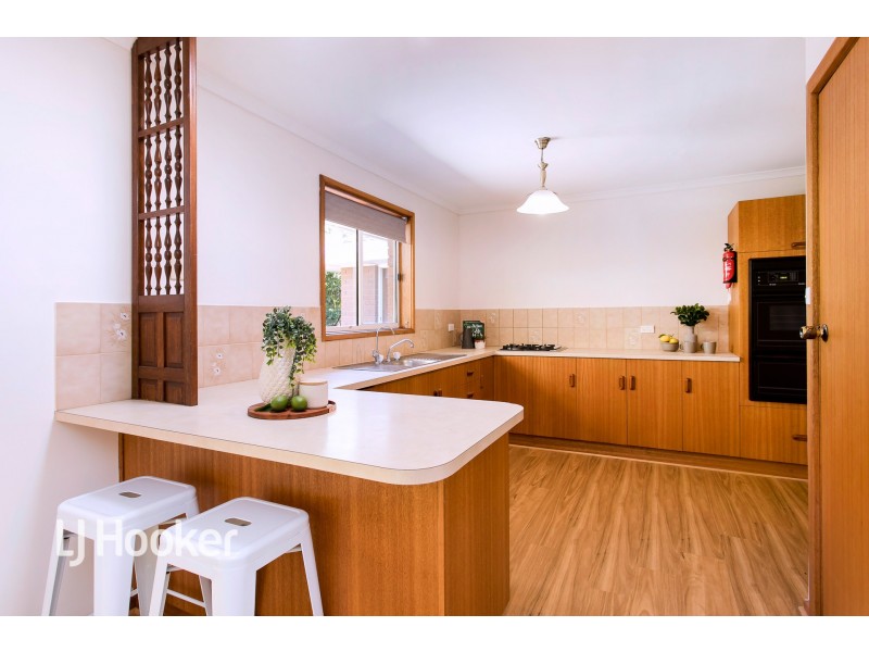 11 Hedgerow Crescent, Hallett Cove SA 5158