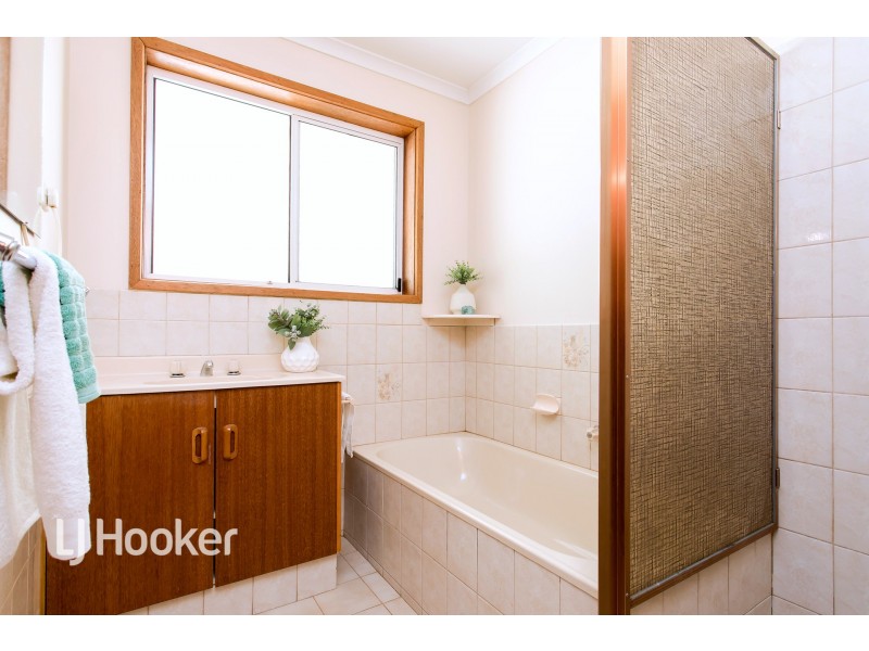 11 Hedgerow Crescent, Hallett Cove SA 5158