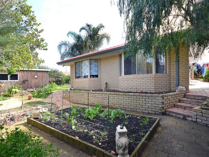 4 Irverna Place, Girrawheen WA 6064