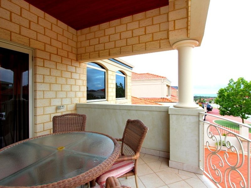 26 Fairbairn Road, Coogee WA 6166