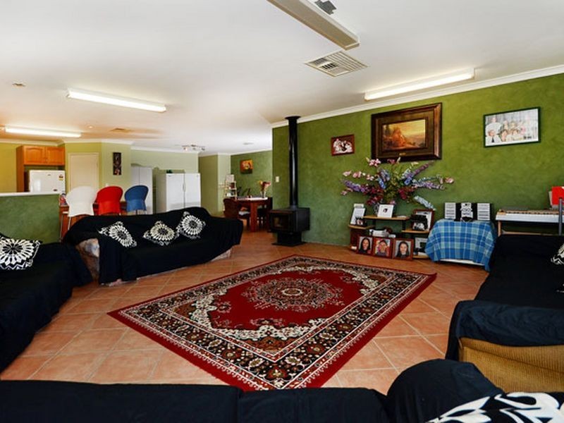 4 Leach Way, Gnangara WA 6077