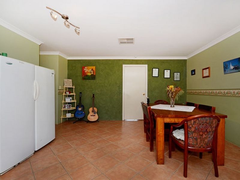 4 Leach Way, Gnangara WA 6077