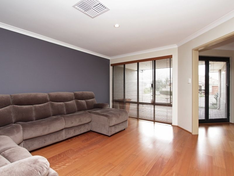 15 Regency Ramble, Wattle Grove WA 6107