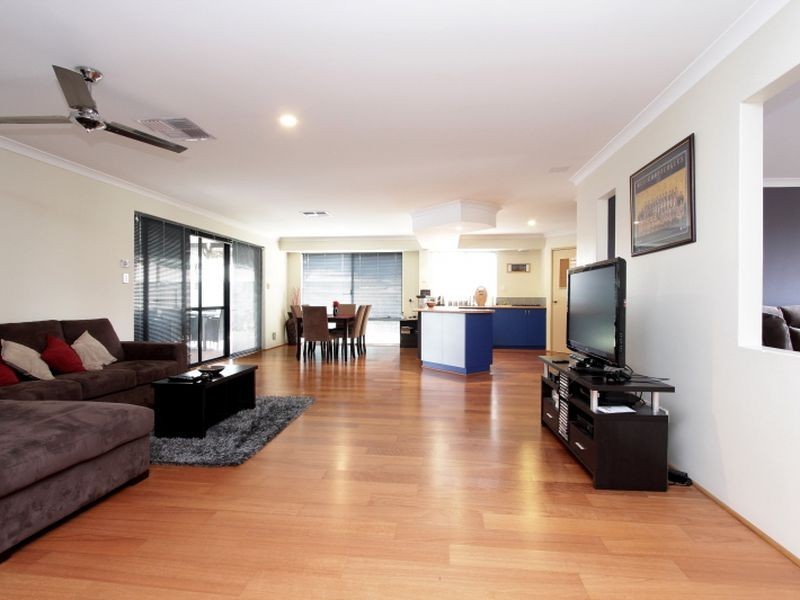 15 Regency Ramble, Wattle Grove WA 6107