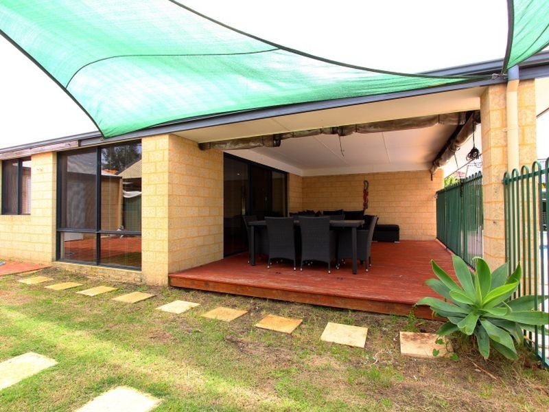 15 Regency Ramble, Wattle Grove WA 6107