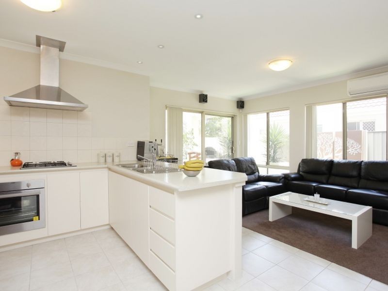 111 Centre Street, Queens Park WA 6107