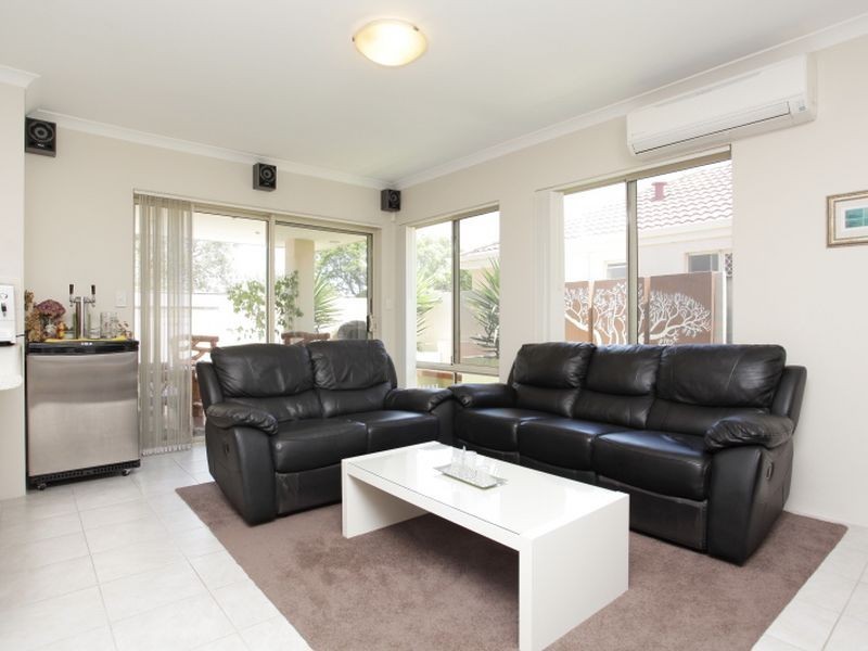 111 Centre Street, Queens Park WA 6107