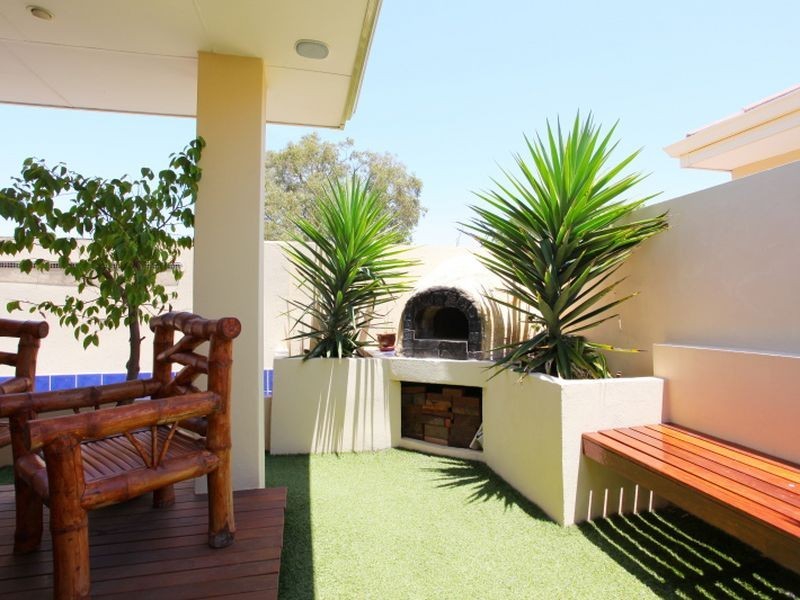 111 Centre Street, Queens Park WA 6107