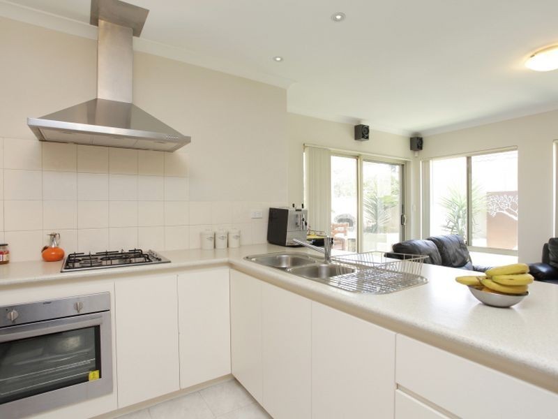 111 Centre Street, Queens Park WA 6107