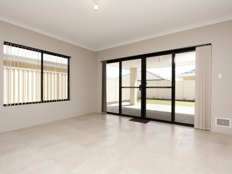 8 Krypton Lane, Wattle Grove WA 6107