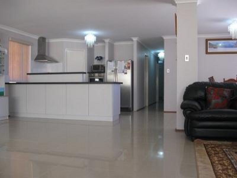 18 Maresfield Gardens, Girrawheen WA 6064