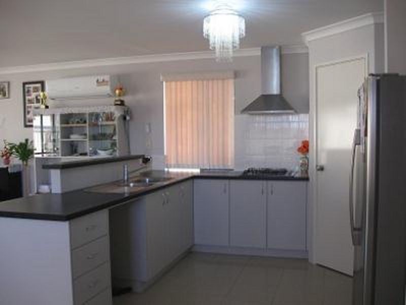 18 Maresfield Gardens, Girrawheen WA 6064