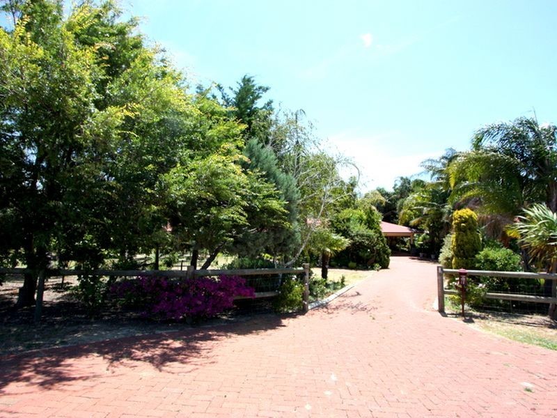 15 Sing Gardens, Walliston WA 6076