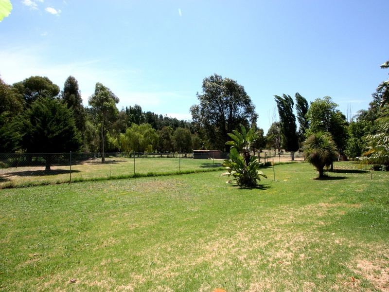 15 Sing Gardens, Walliston WA 6076