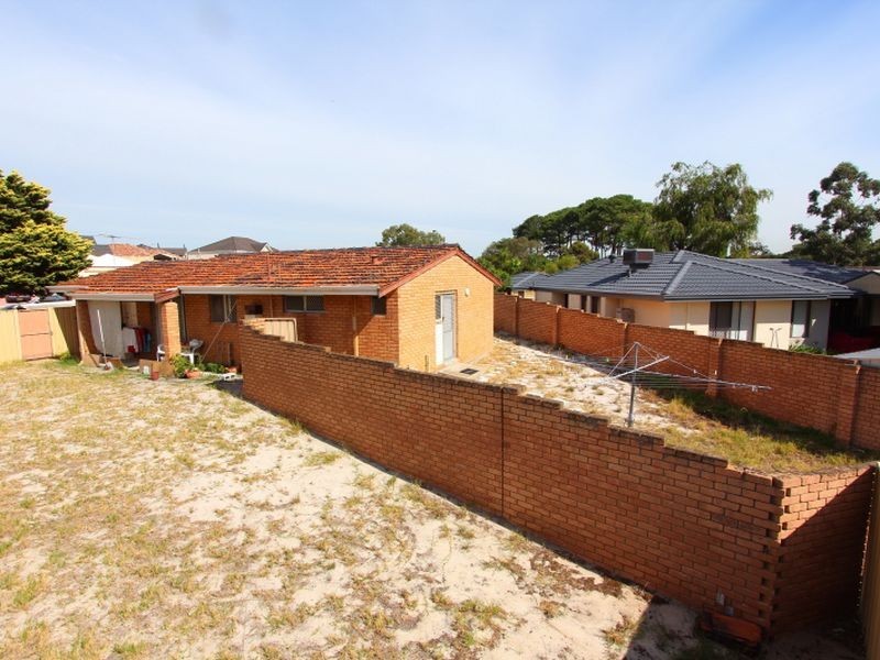 75 WALANNA DRIVE, Karawara WA 6152