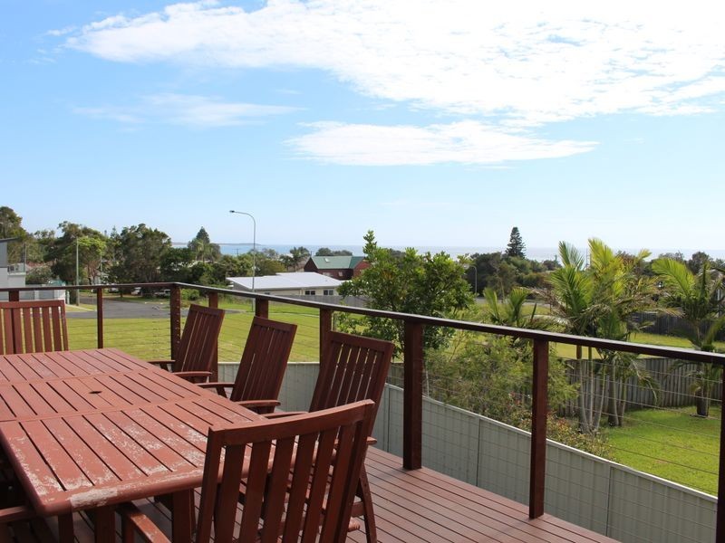 32 Emerald Drive, Diamond Beach NSW 2430