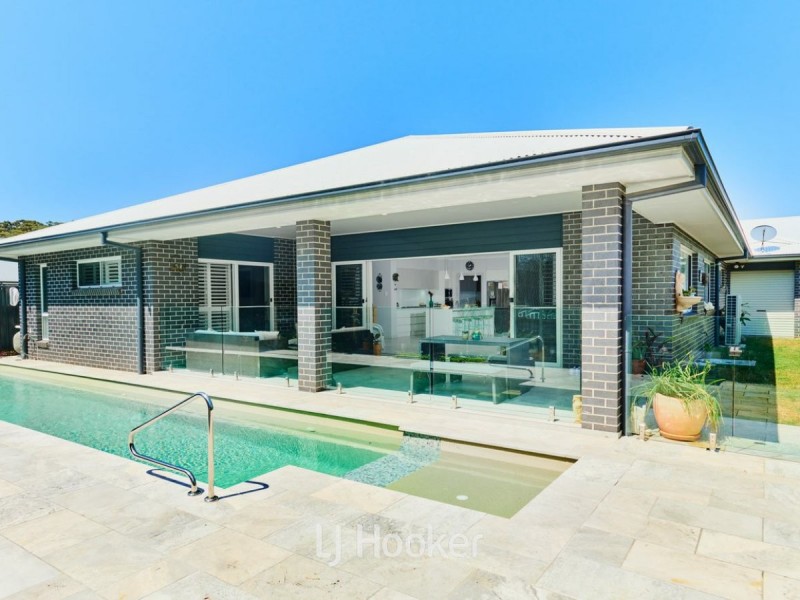 13 Hillside Terrace, Black Head NSW 2430