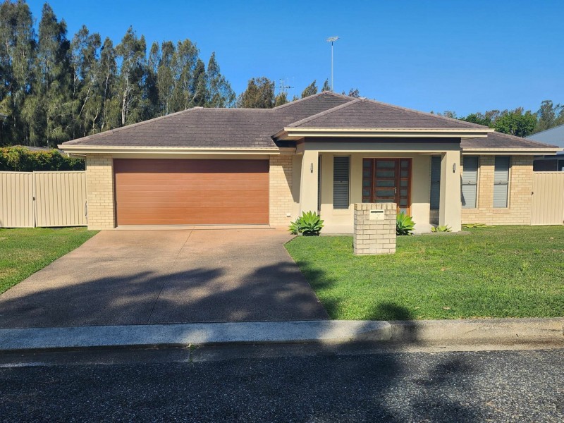 33 James Foster Drive, Hallidays Point NSW 2430