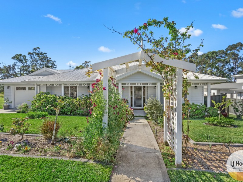 17 Hillside Terrace, Black Head NSW 2430