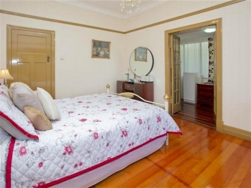 8 Walter St, Holland Park QLD 4121