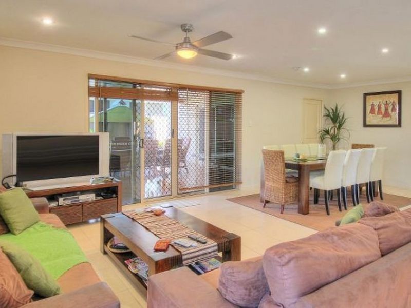 12 Denver Grove, Regents Park QLD 4118