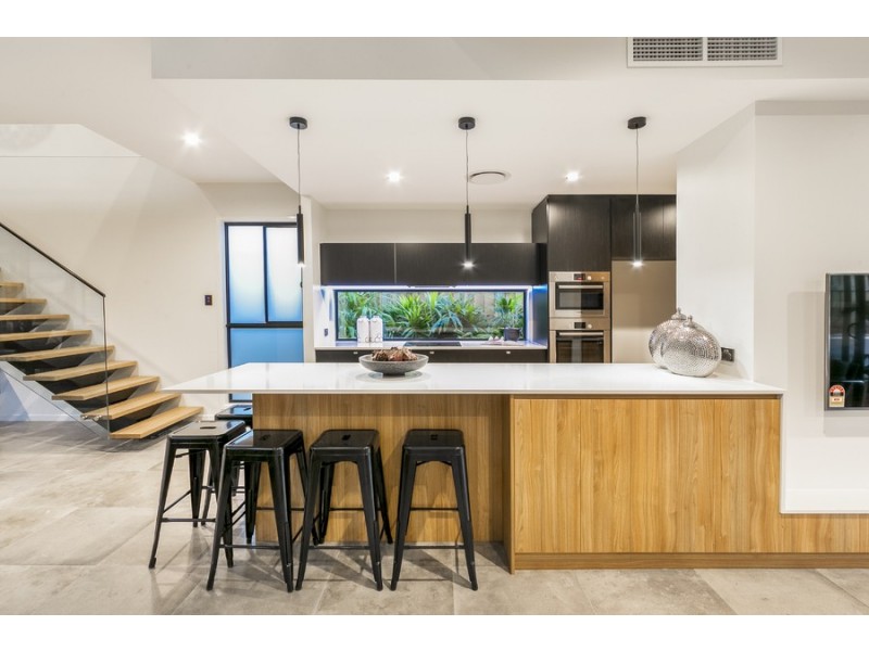 5 Iris Street, Holland Park West QLD 4121