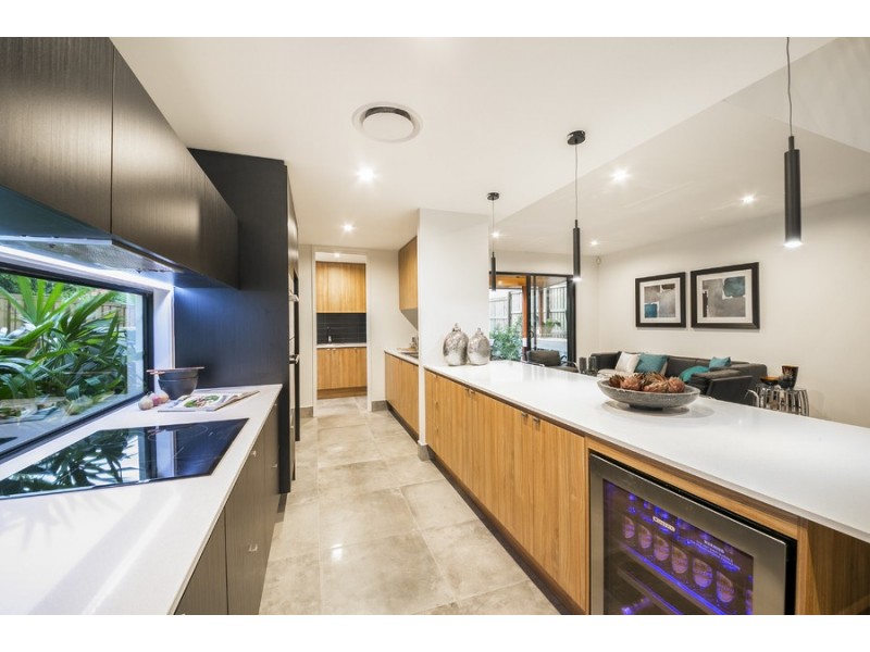 5 Iris Street, Holland Park West QLD 4121