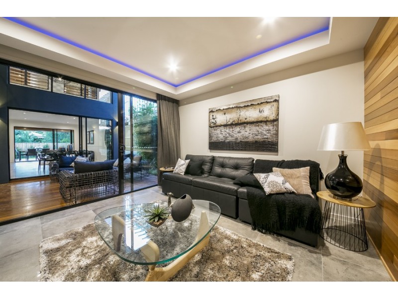 5 Iris Street, Holland Park West QLD 4121