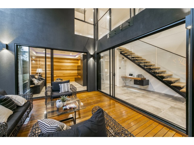 5 Iris Street, Holland Park West QLD 4121