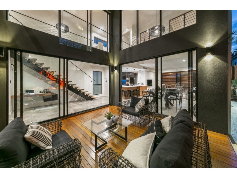 5 Iris Street, Holland Park West QLD 4121