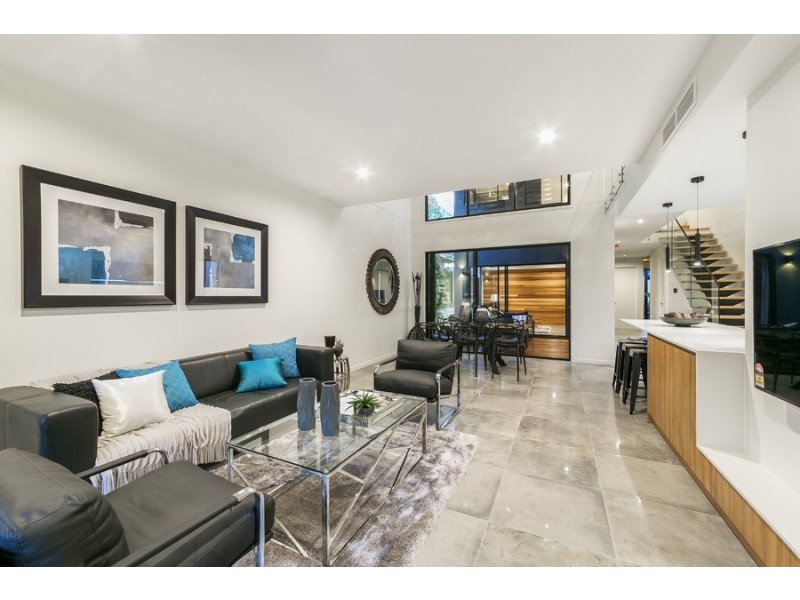 5 Iris Street, Holland Park West QLD 4121