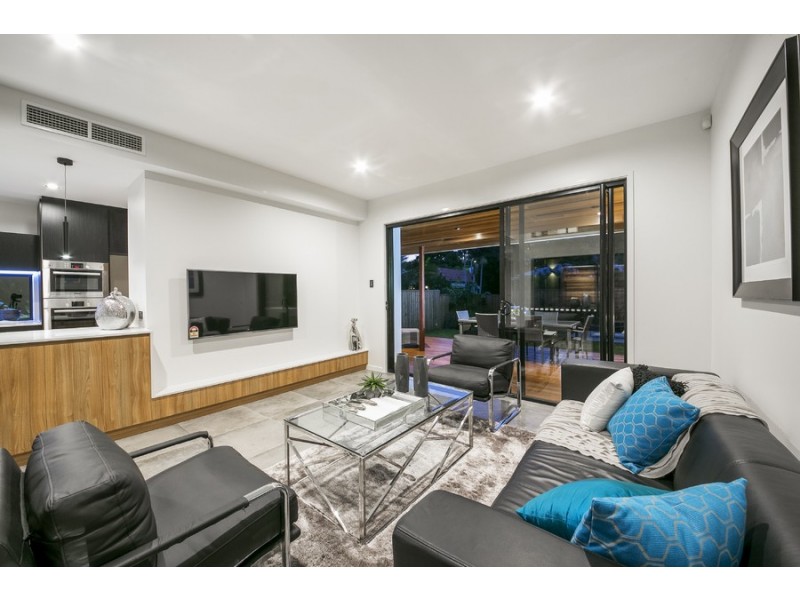 5 Iris Street, Holland Park West QLD 4121