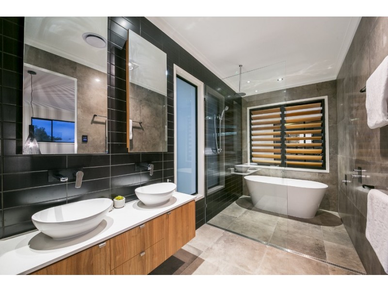 5 Iris Street, Holland Park West QLD 4121