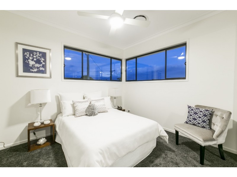 5 Iris Street, Holland Park West QLD 4121