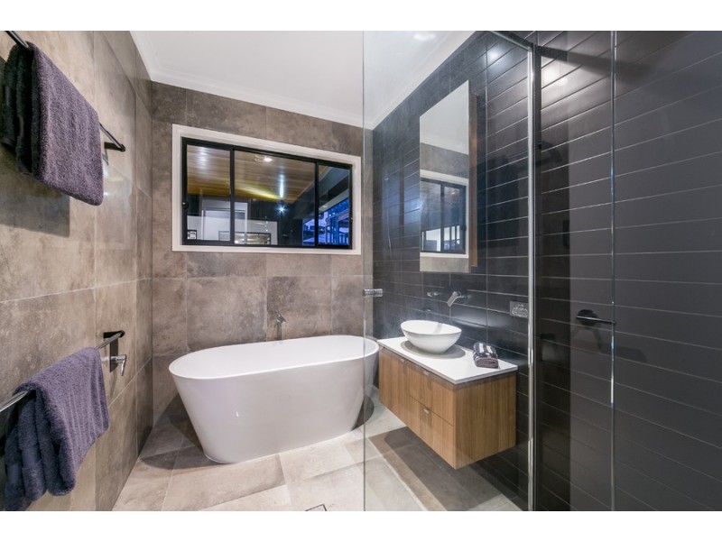 5 Iris Street, Holland Park West QLD 4121