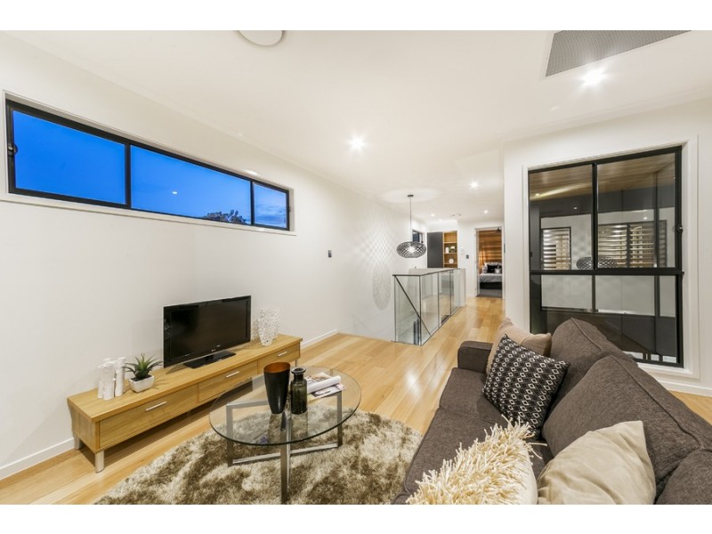 5 Iris Street, Holland Park West QLD 4121