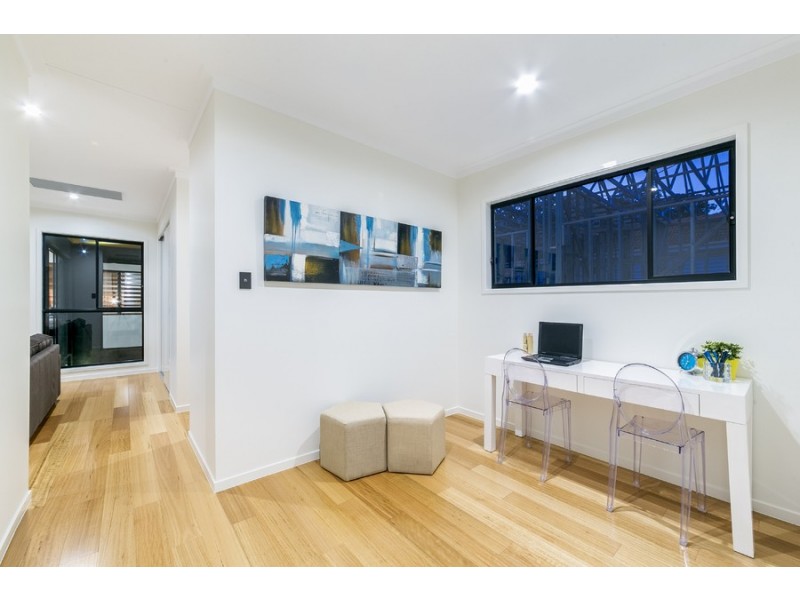 5 Iris Street, Holland Park West QLD 4121