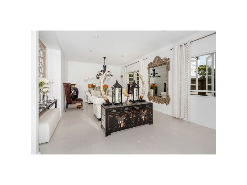 727 Cavendish Road, Holland Park QLD 4121