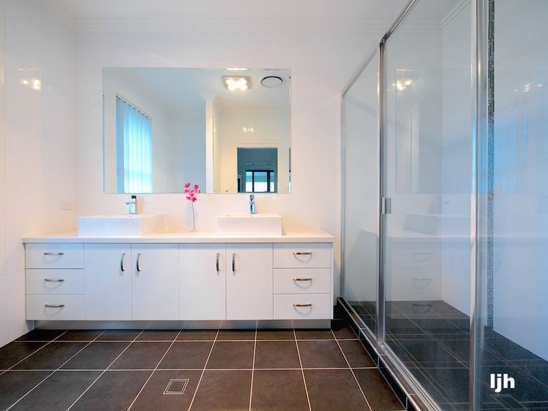 3 Denver Grove, Regents Park QLD 4118
