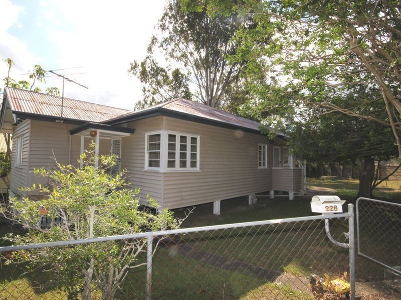 228 Beddoes Street, Holland Park QLD 4121