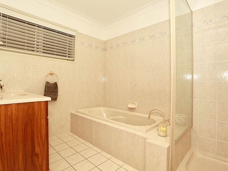 10 Aruma Street, Holland Park West QLD 4121