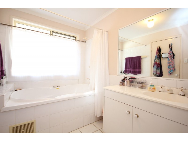 33 Wyncroft Street, Holland Park QLD 4121