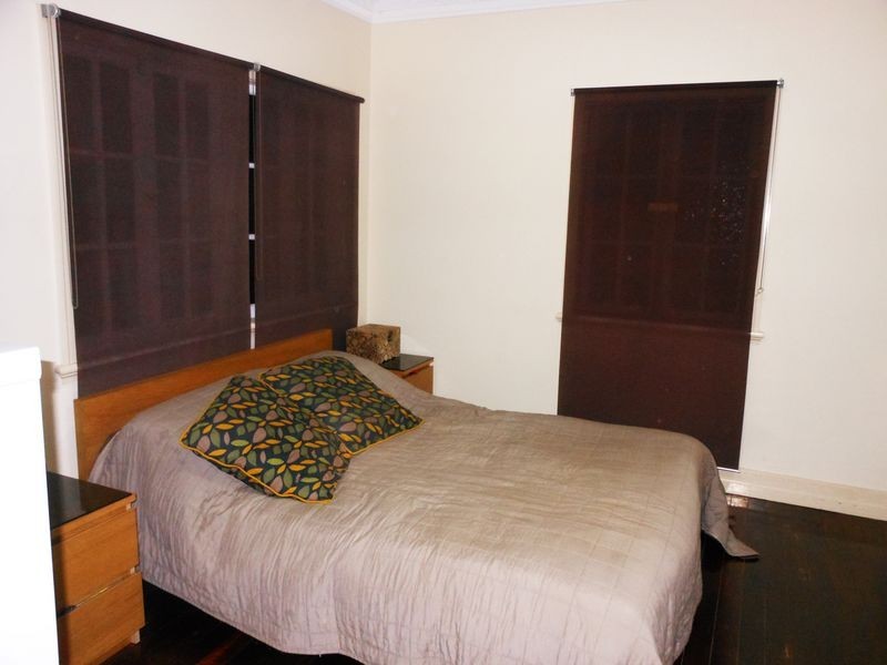 90 Holland Rd, Holland Park QLD 4121