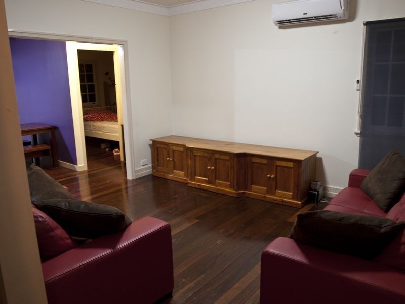 90 Holland Rd, Holland Park QLD 4121